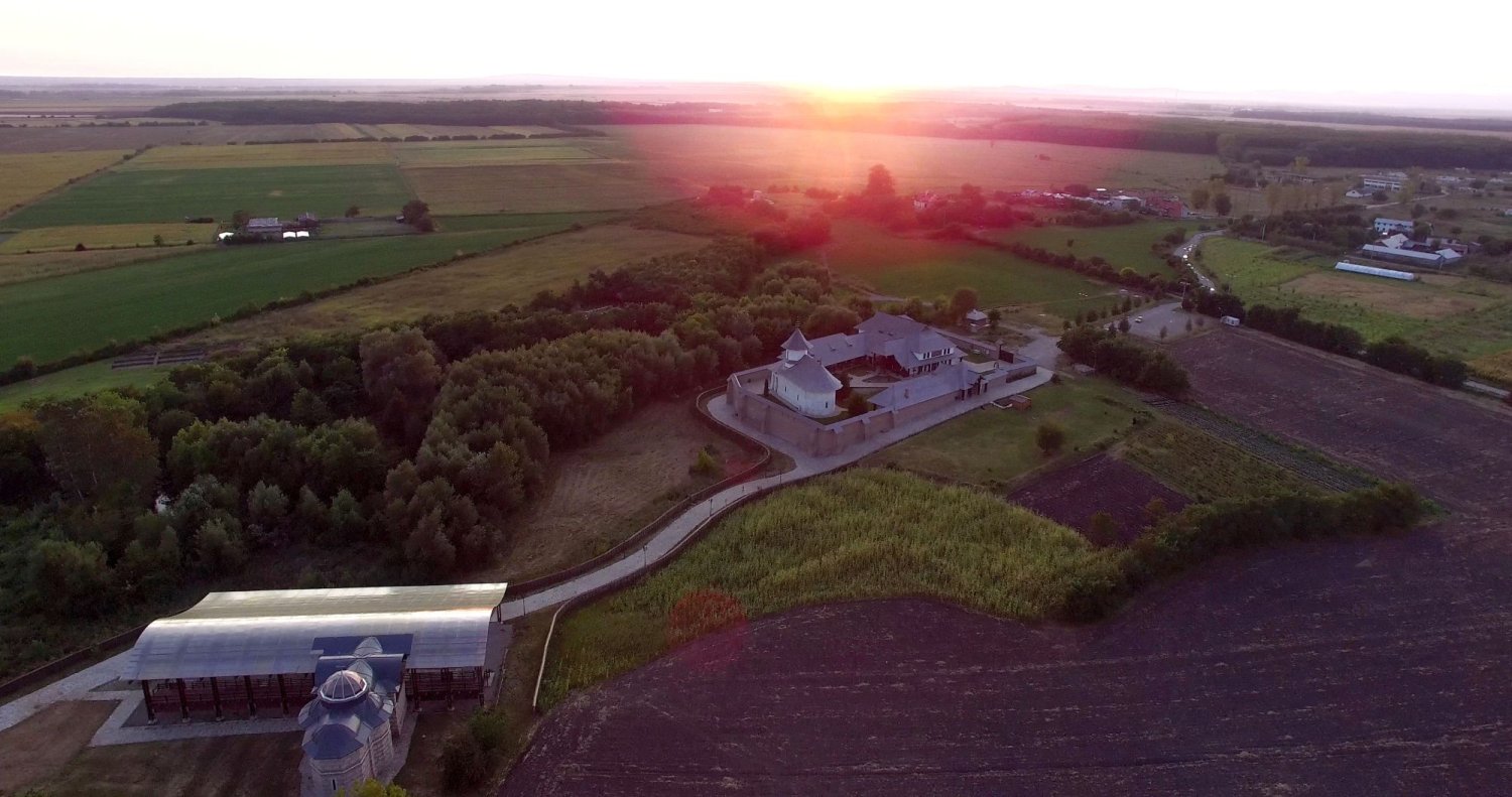 Sfințirea unei mănăstiri reînviate din Prahova 116507