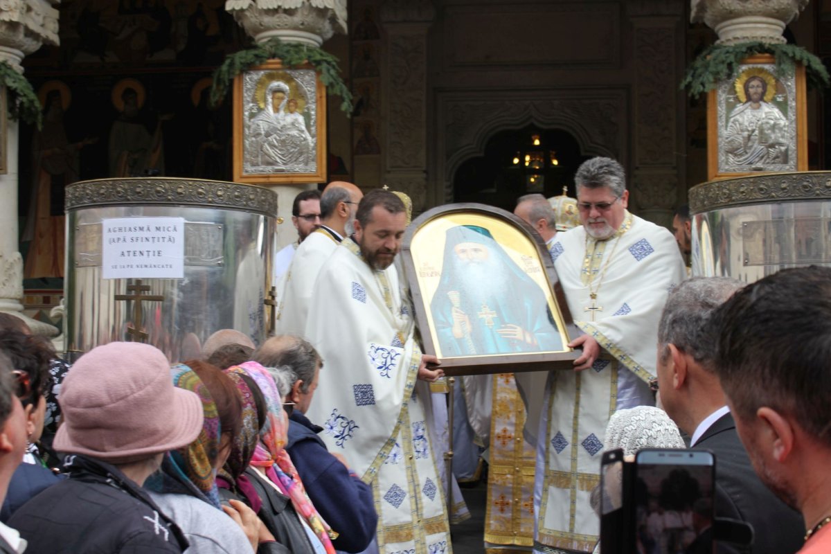 Timpul istoriei, sfinţit  la Mănăstirea Lainici 115901