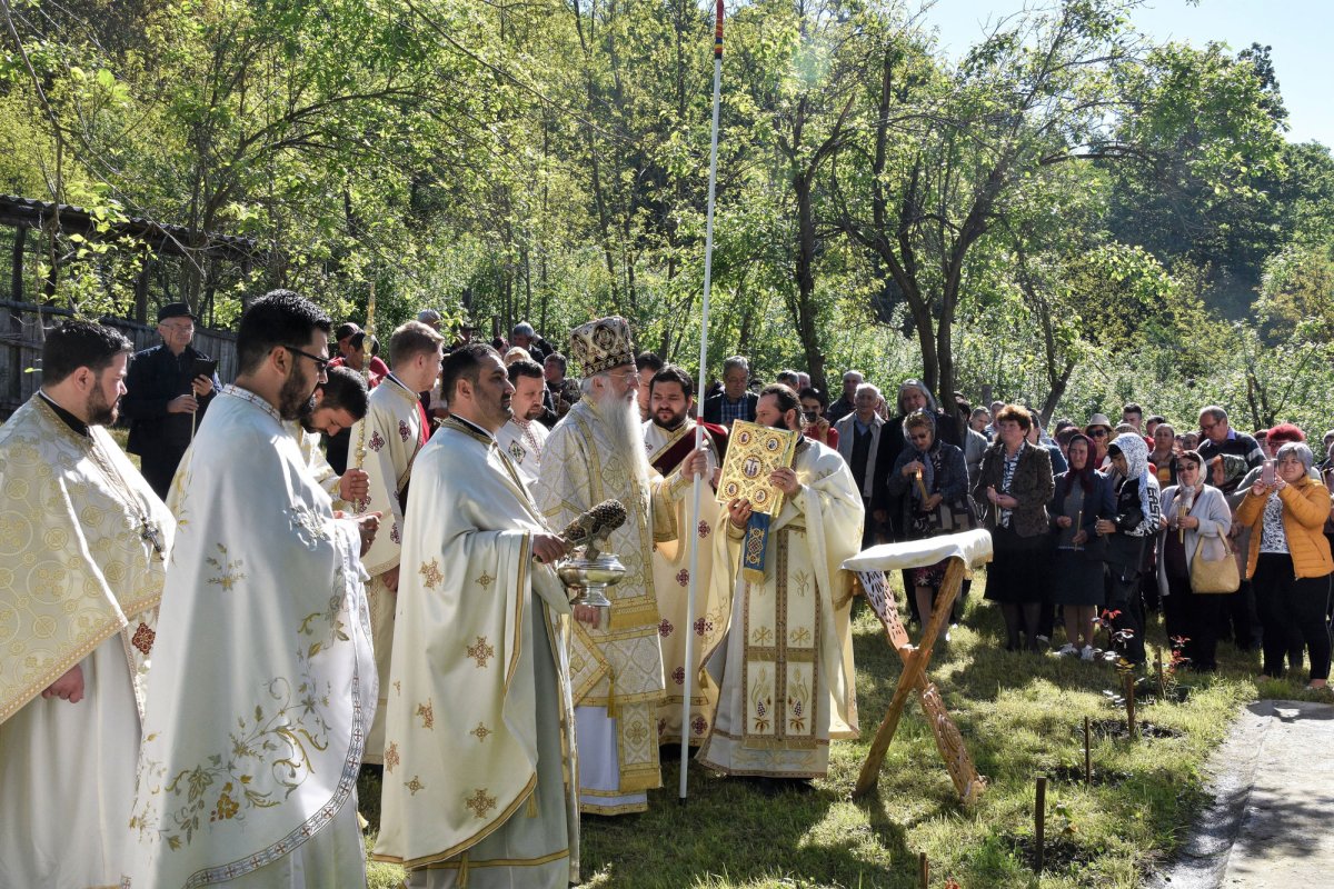 Resfințirea bisericii din Bârlogeni 116075