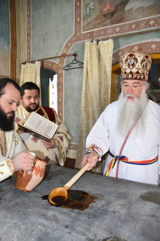 Resfințirea bisericii din Bârlogeni 116077