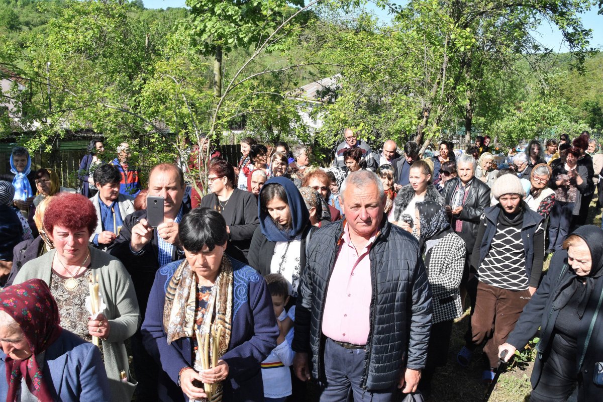 Resfințirea bisericii din Bârlogeni 116079