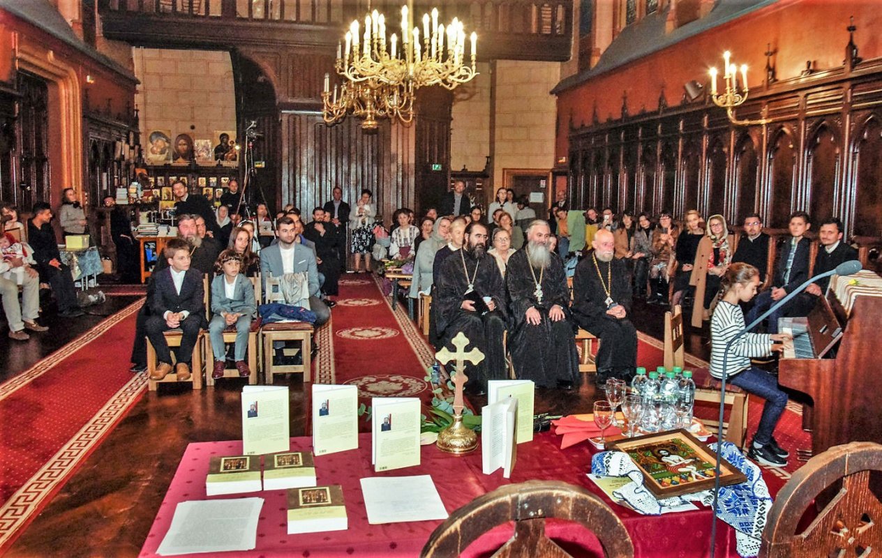 Ediția română-franceză a cărții „Fiule m’am vrut să-ți fiu candelă de ceas târziu…” de arhim. Dumitru Cobzaru, lansată la Paris 116469