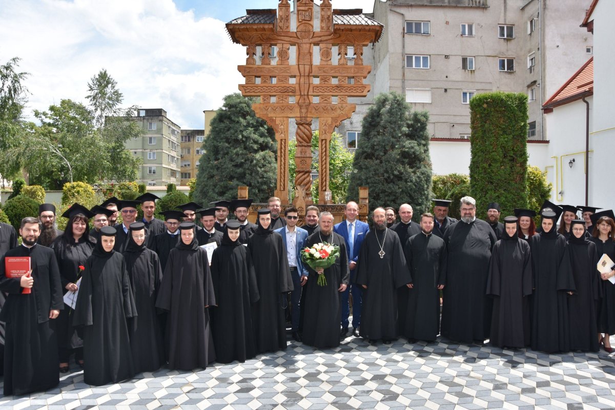 Curs festiv pentru studenții teologi și elevii seminariști din Episcopia Caransebeşului 116743