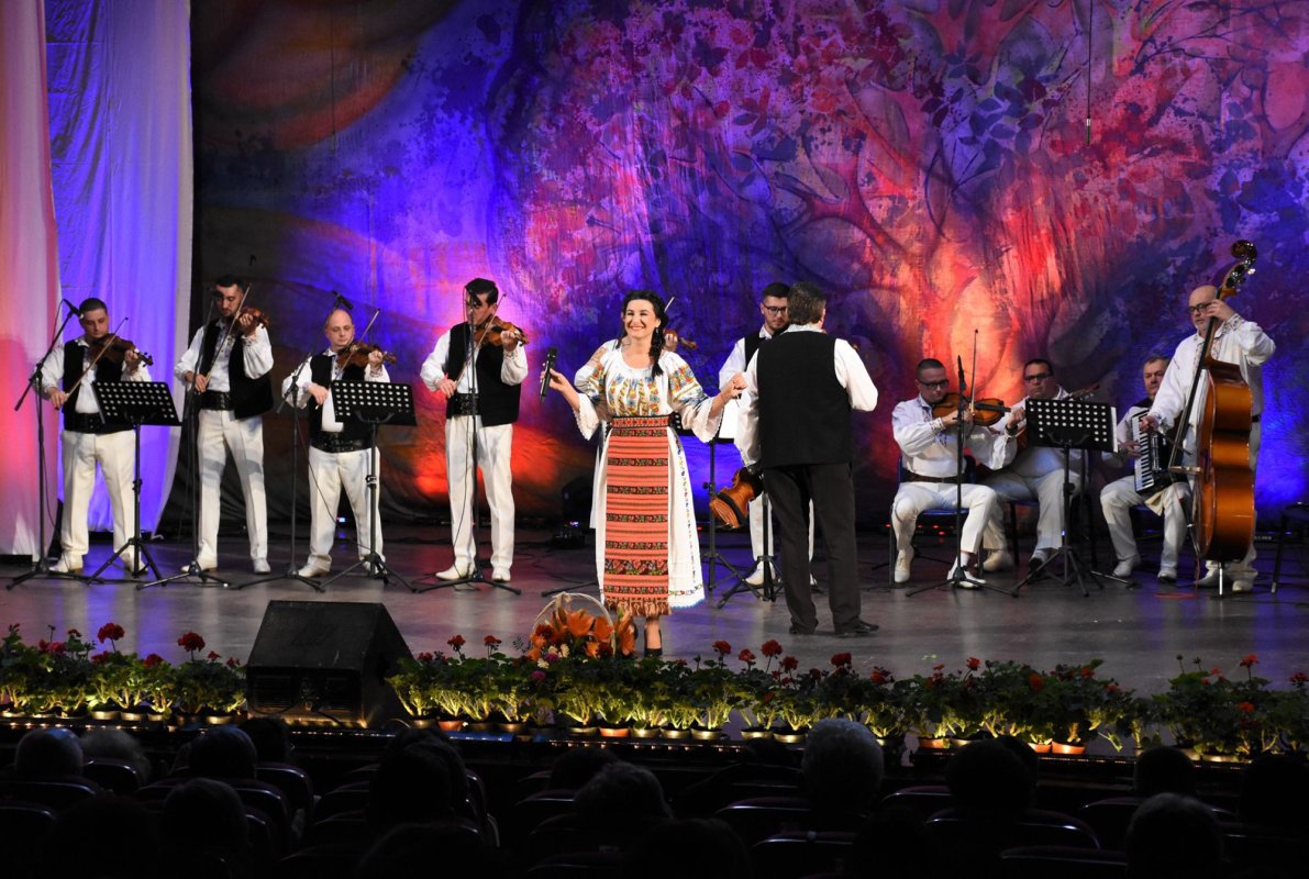 Spectacol folcloric „Reîntoarcerea la tradiții”, la Cluj-Napoca 116865