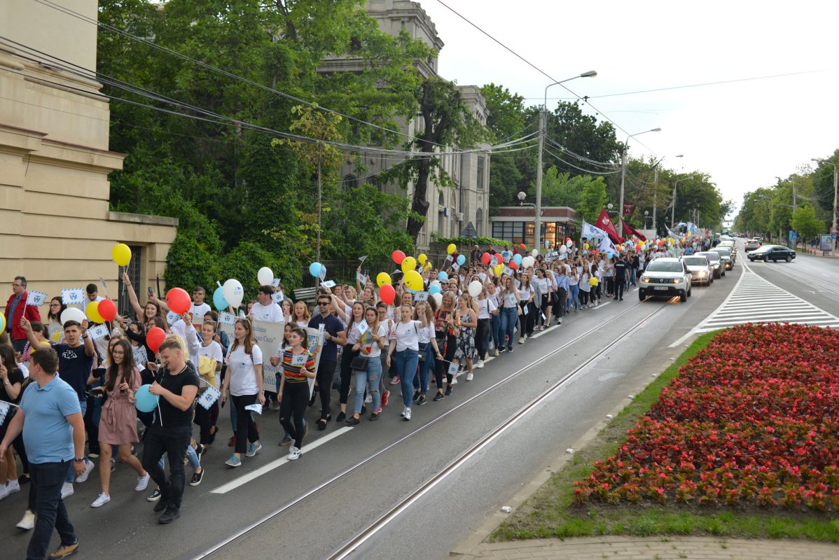 Marşul absolvenţilor - mii de studenţi ieşeni în ritm de bucurie 116949