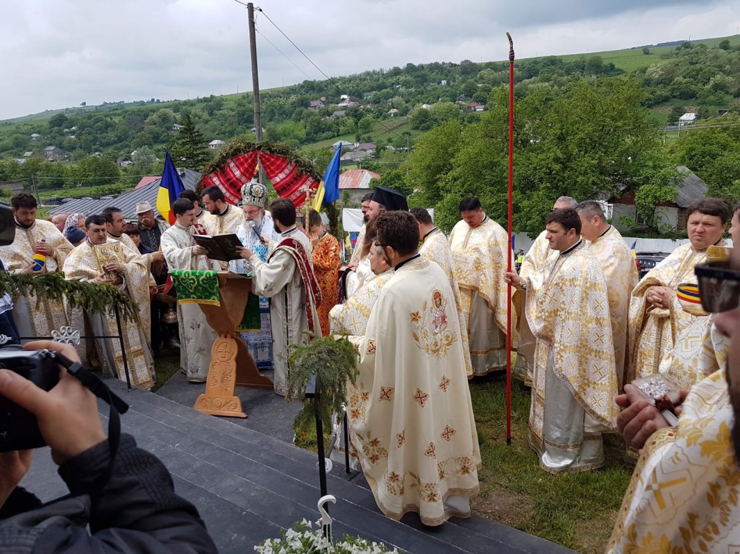 Sfinţiri de biserici în Eparhia Romanului şi Bacăului 117144