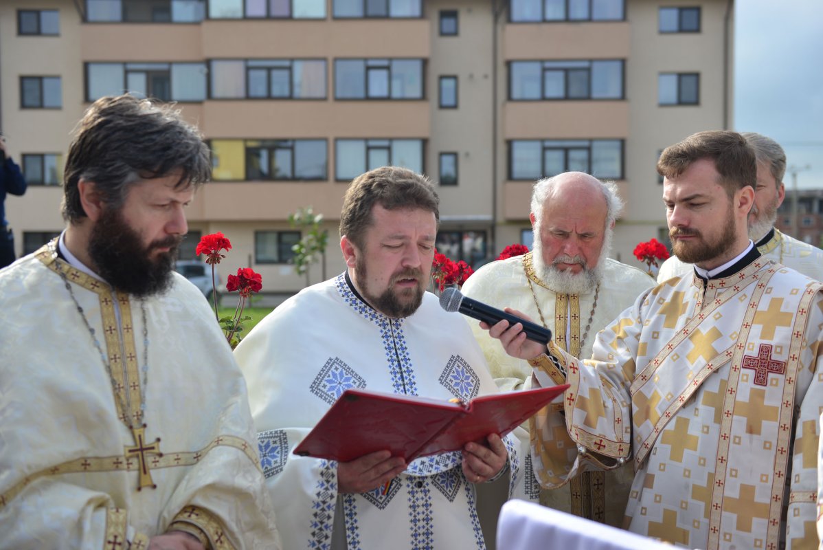 Slujire arhierească şi sfinţire în Valea Adâncă 117142
