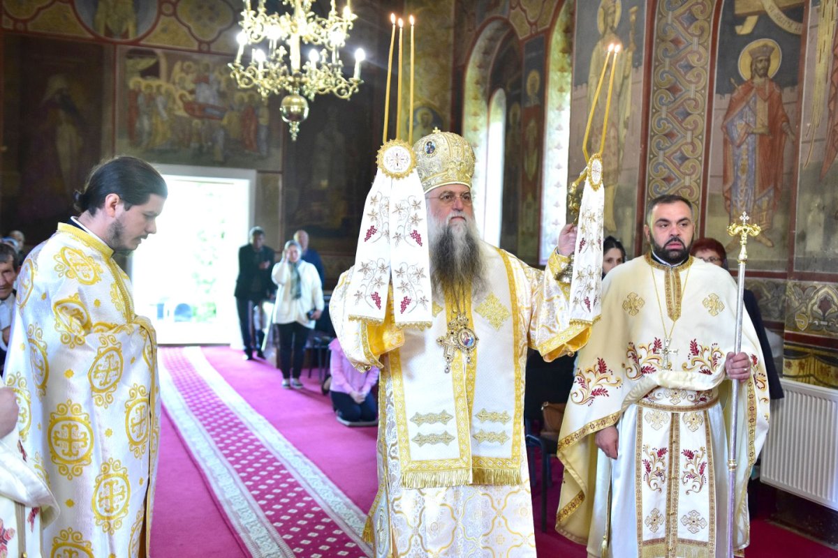 Sfântă Liturghie arhierească în parohia vâlceană Racoviţa 117207