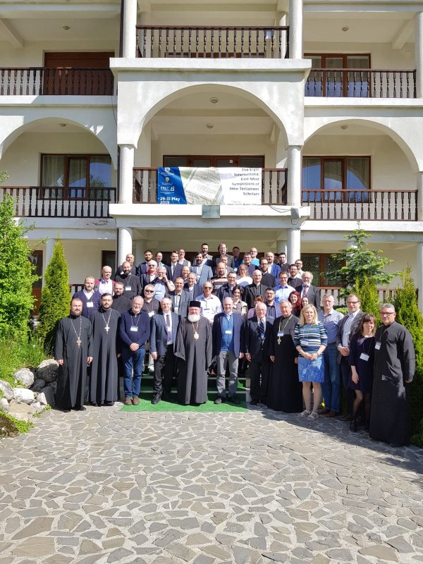 Sfânta Scriptură, izvor de lumină și de comuniune  între popoare și generații 117158