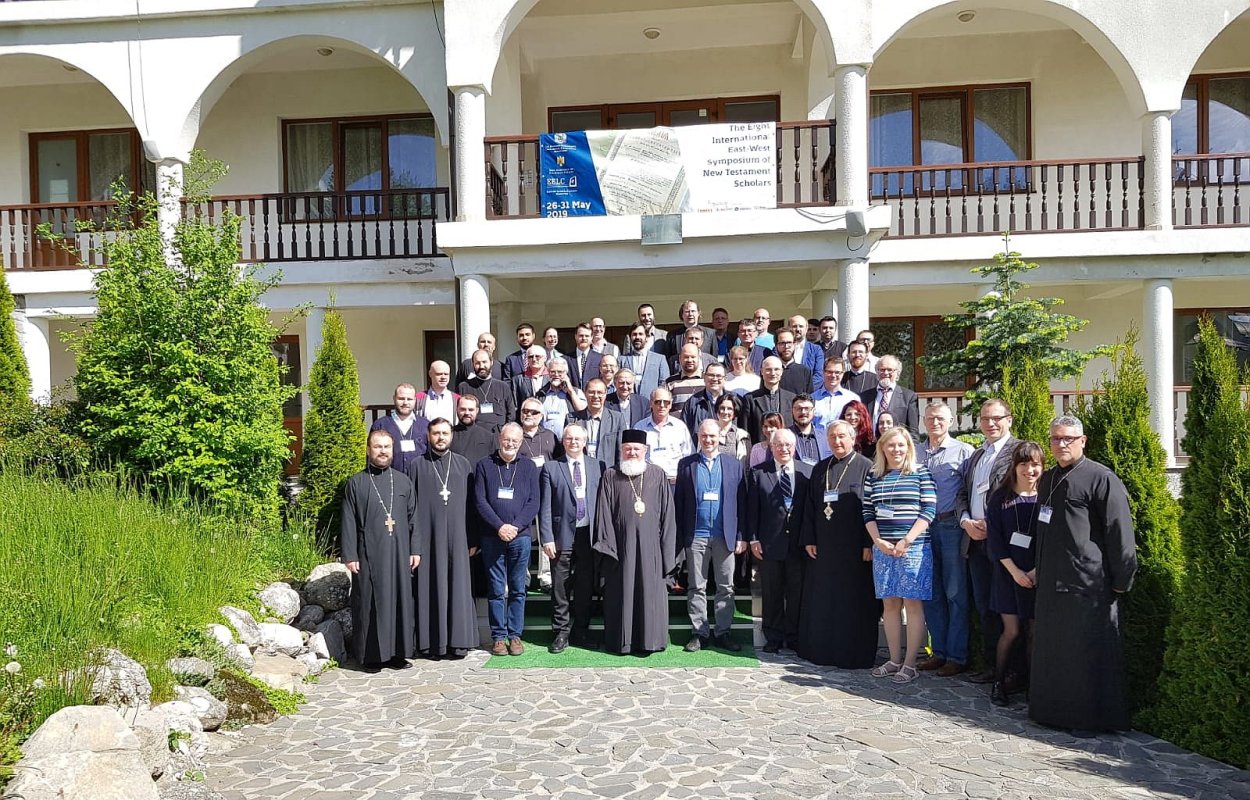 Sfânta Scriptură, izvor de lumină și de comuniune  între popoare și generații 117168