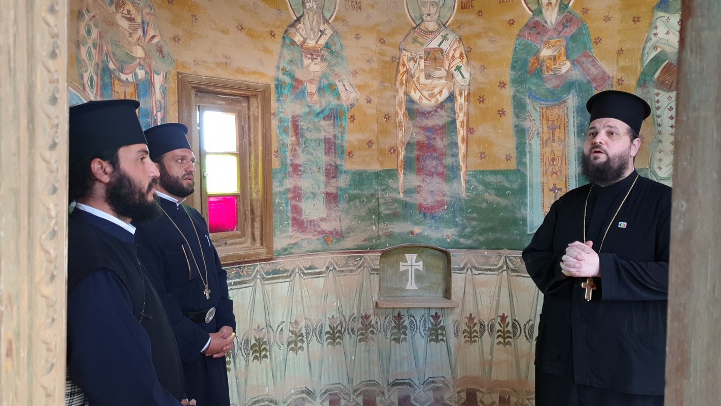 Rugăciune în biserica Schitului românesc de la Iordan 117344