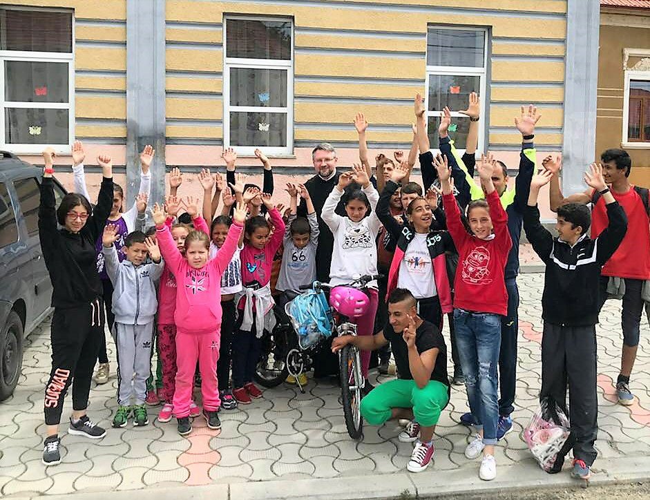 Premii oferite de parohia reșițeană „Adormirea Maicii Domnului” la concursul școlar de ciclism de la Vărădia, Caraș-Severin 117505