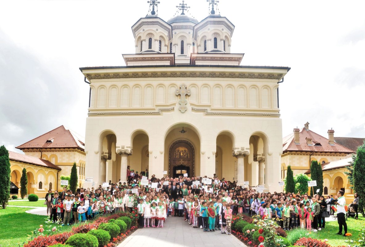 Copiii ocrotiţi în aşezămintele Arhiepiscopiei Alba Iuliei au sărbătorit Ziua Copilului 118076