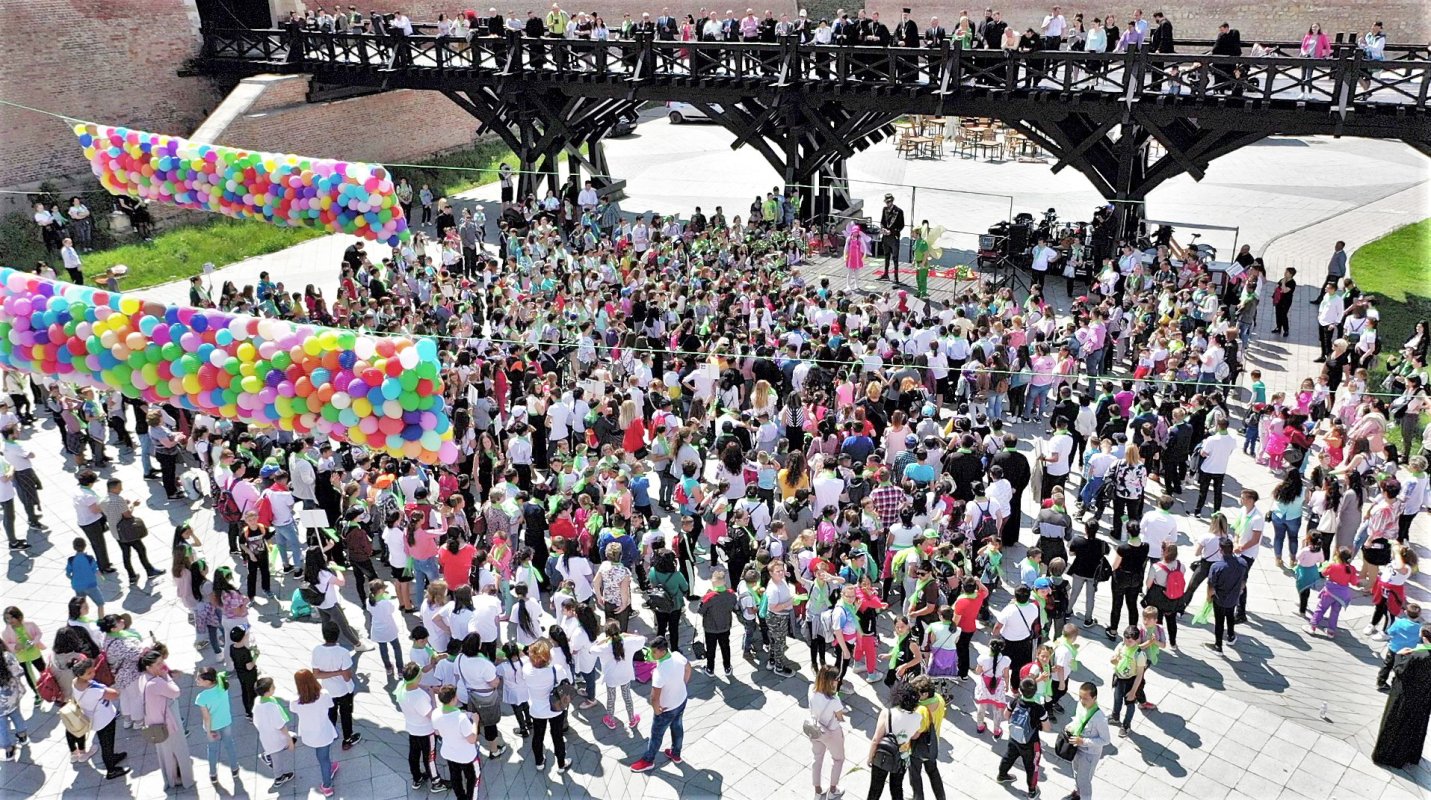 Copiii ocrotiţi în aşezămintele Arhiepiscopiei Alba Iuliei au sărbătorit Ziua Copilului 118077