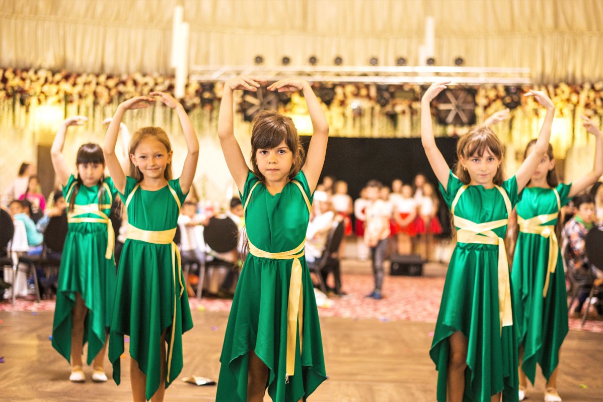 Copiii ocrotiţi în aşezămintele Arhiepiscopiei Alba Iuliei au sărbătorit Ziua Copilului 118079