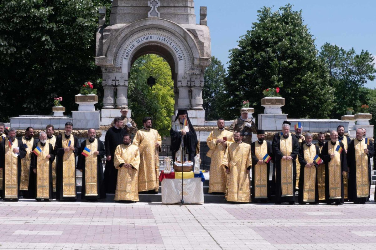 Liturghii arhierești și pomeniri ale eroilor 118131