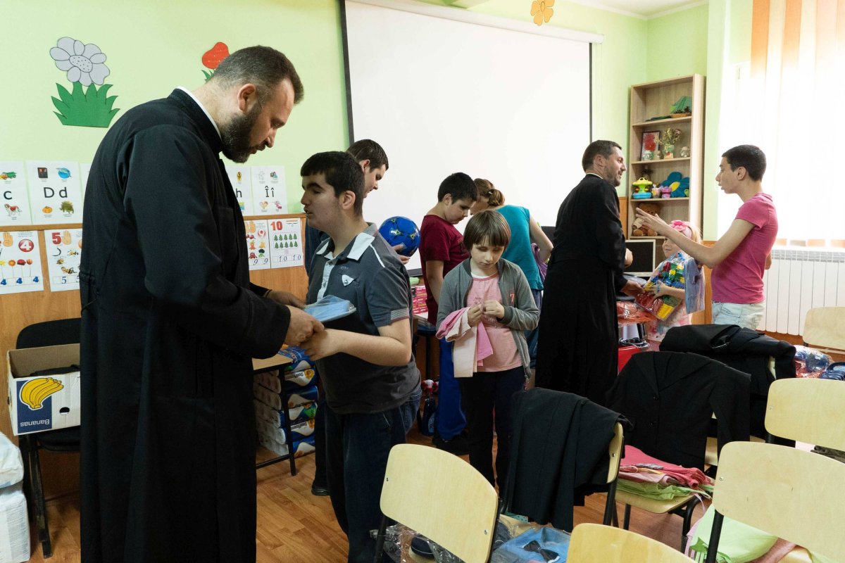 Daruri pentru copiii cu nevoi speciale  de la două şcoli din Galaţi 118224