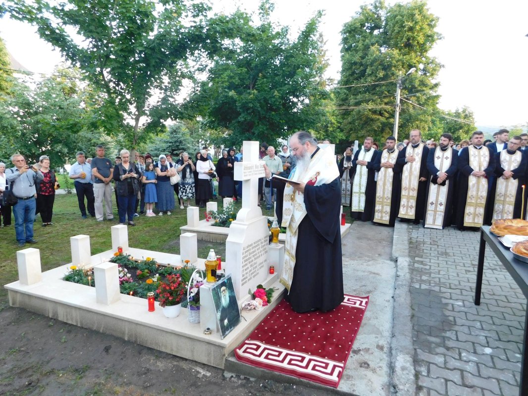 Rugăciuni pentru arhimandritul Mina Dobzeu, la Huşi 118293