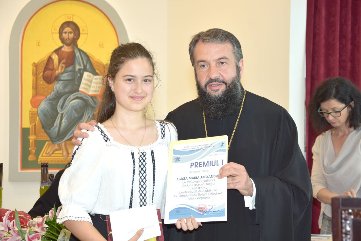 Festivitate de premiere pentru elevi olimpici din Episcopia Caransebeșului 118502