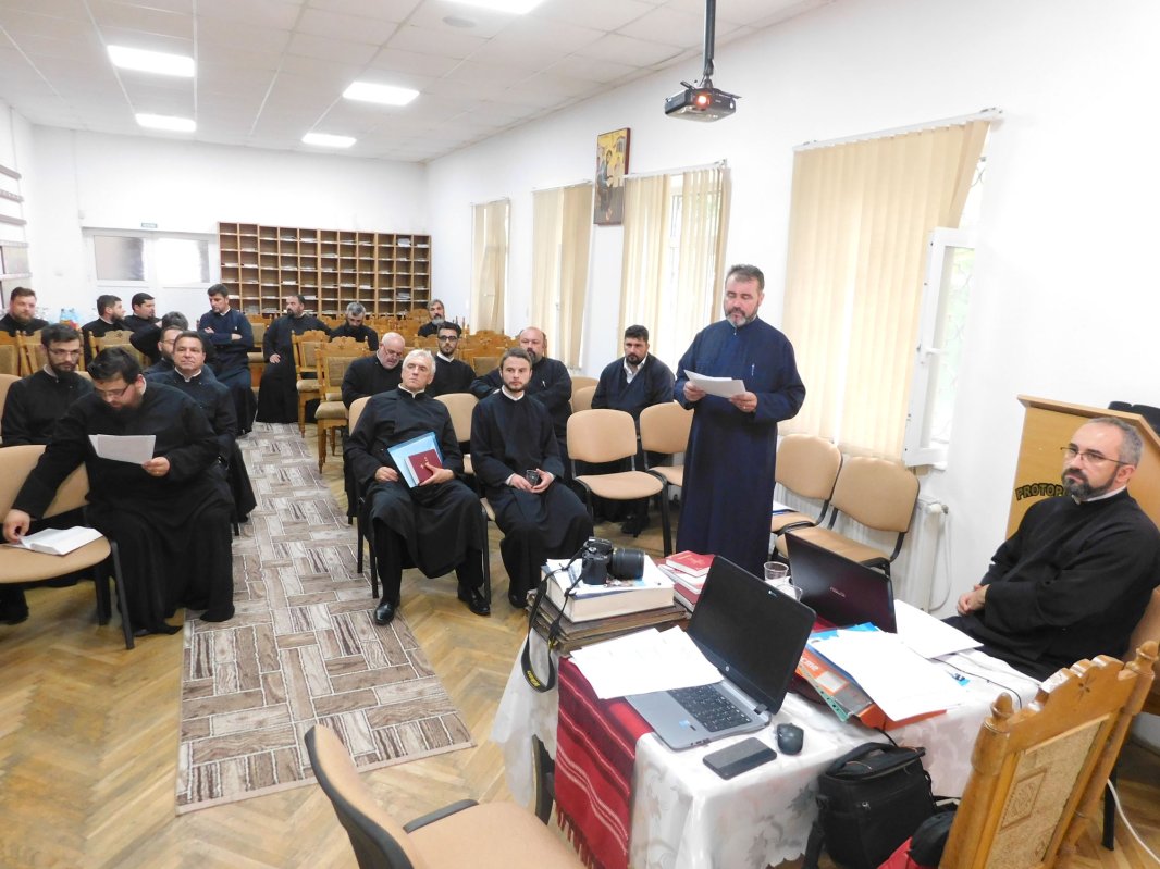Formare catehetică pentru preoţii din Hârlău şi Paşcani 118602