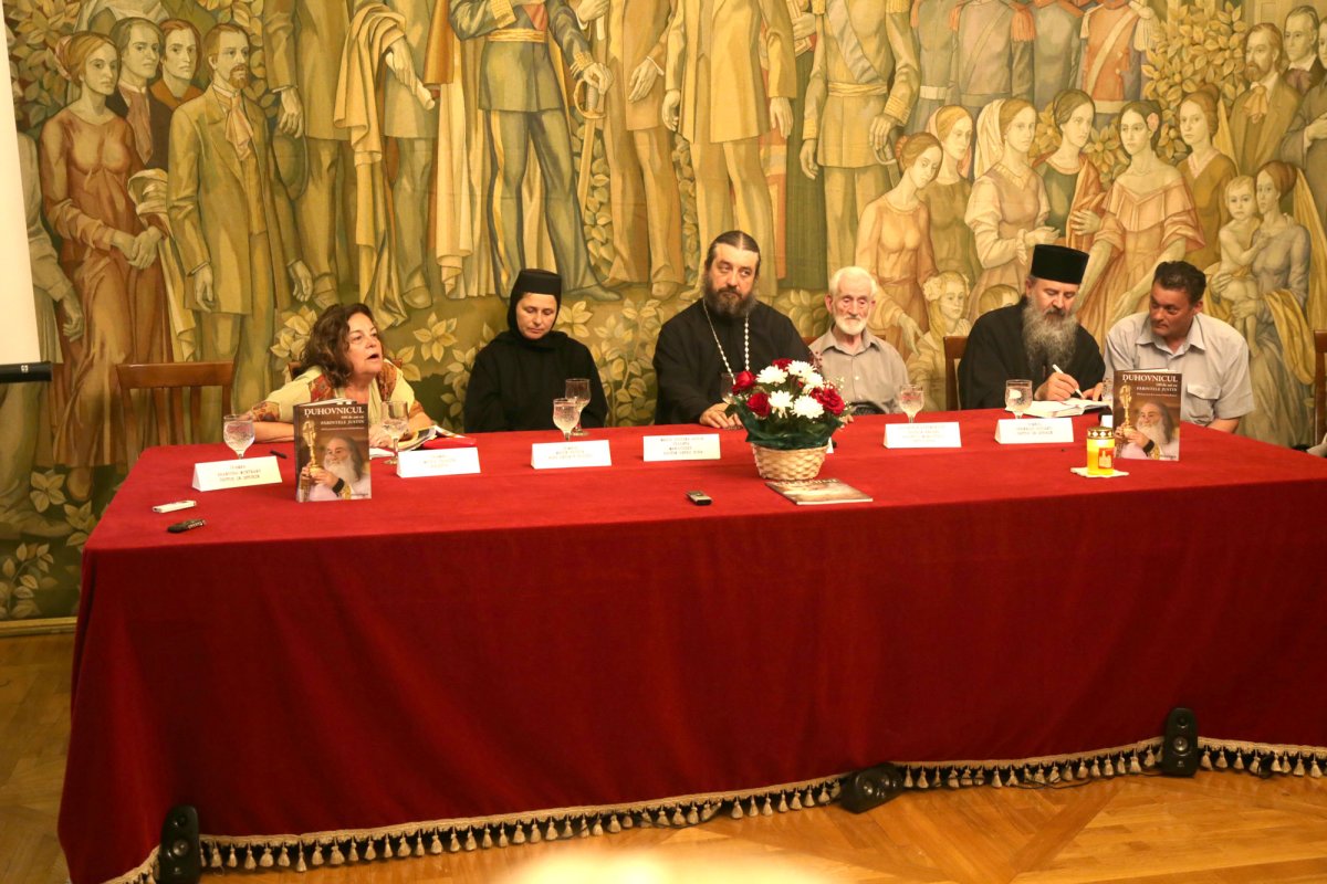 Cartea „Duhovnicul. 100 de ani cu părintele Justin” a fost lansată la Iaşi 118678