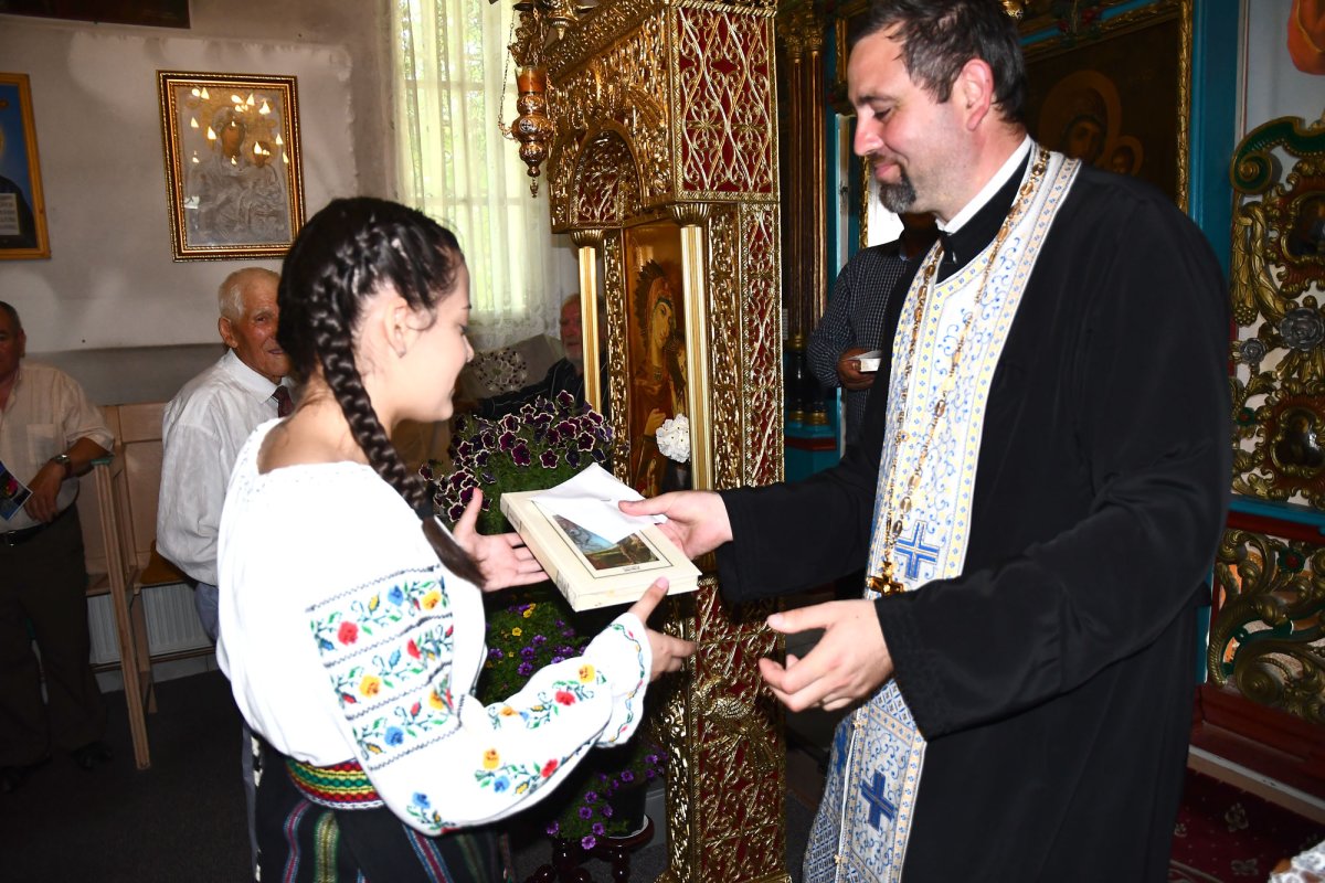 Rugăciune, recunoştinţă şi tradiţie la hramul Parohiei Parpaniţa 118891