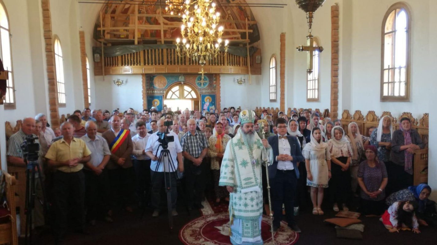 Liturghii arhiereşti în două eparhii din Moldova 118957