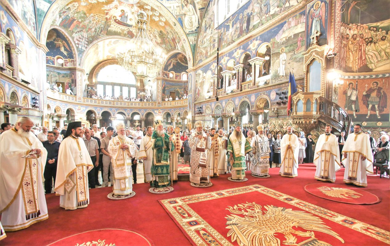 Slujiri arhierești și hramuri la praznicul Sfintei Treimi 118942