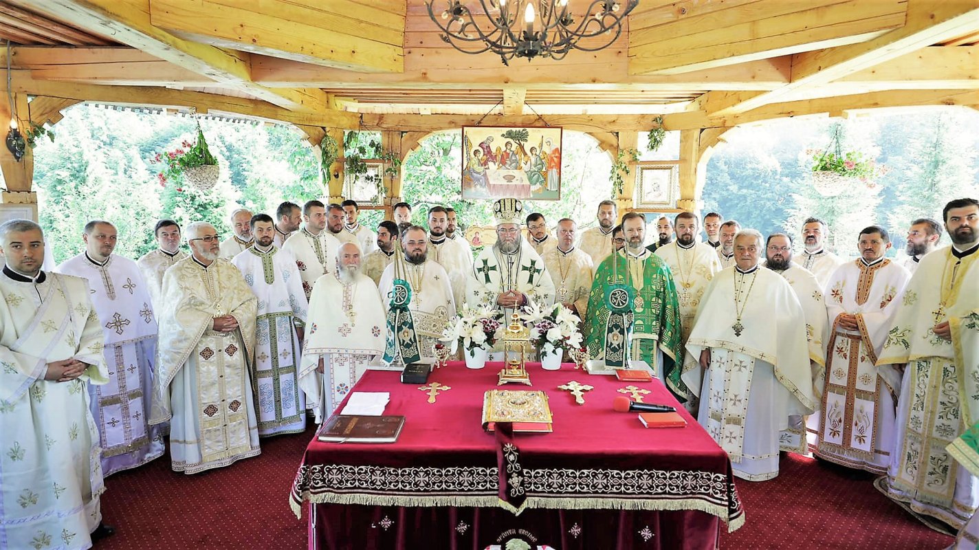 Slujiri arhierești și hramuri la praznicul Sfintei Treimi 118944