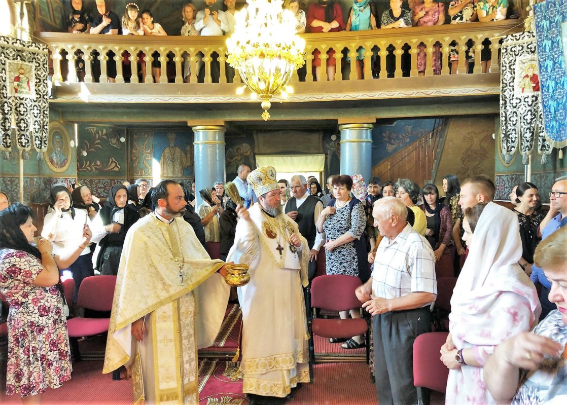 Slujiri arhierești și hramuri la praznicul Sfintei Treimi 118945