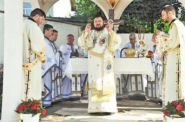 Slujiri arhierești și hramuri la praznicul Sfintei Treimi 118946
