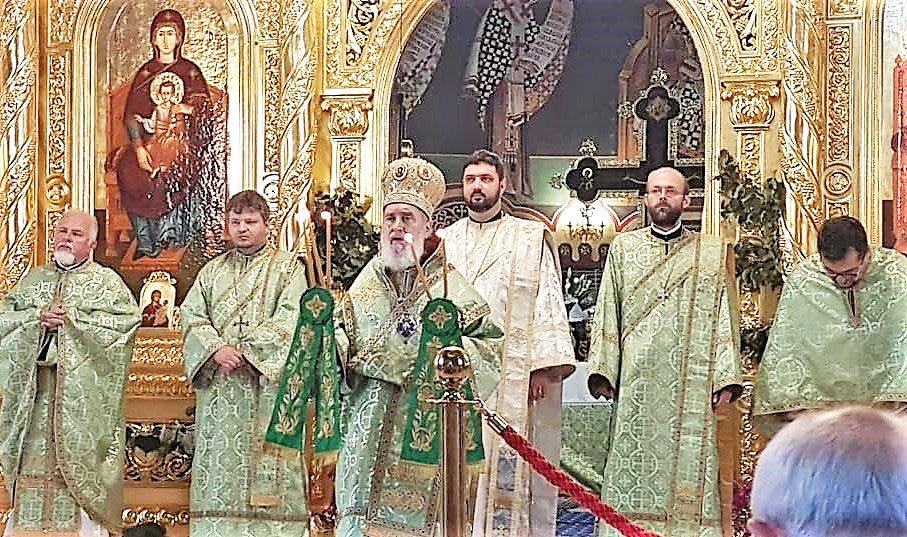 Slujiri arhierești și hramuri la praznicul Sfintei Treimi 118947