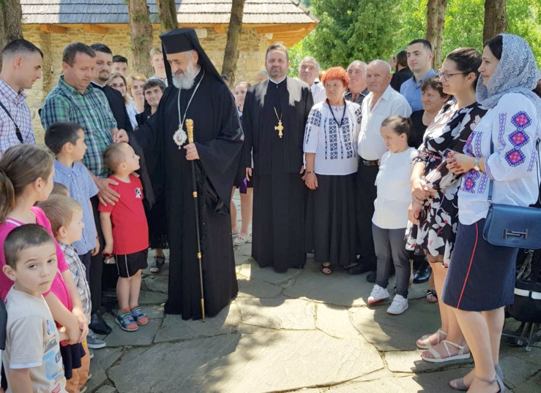 Slujiri arhierești și hramuri la praznicul Sfintei Treimi 118948