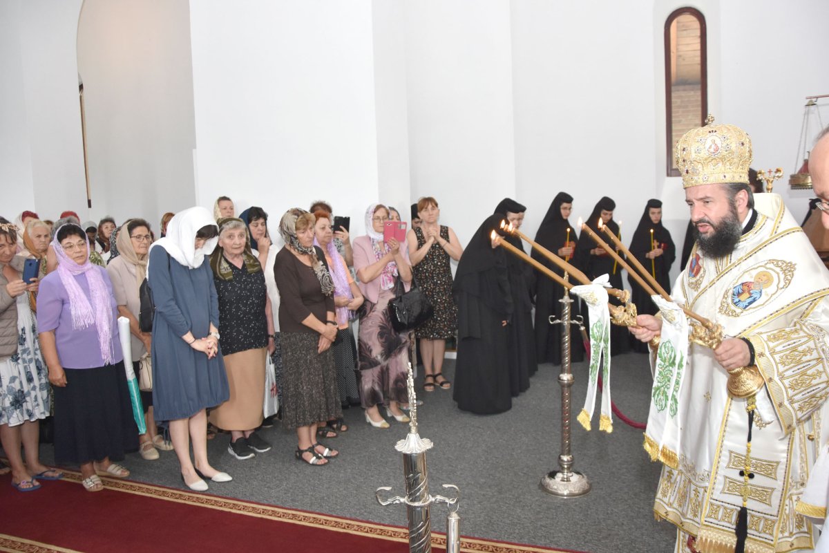 Slujiri arhierești și hramuri la praznicul Sfintei Treimi 118949