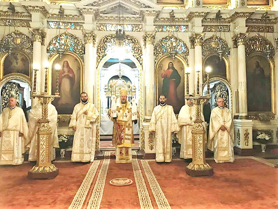 Slujiri arhierești și hramuri la praznicul Sfintei Treimi 118950