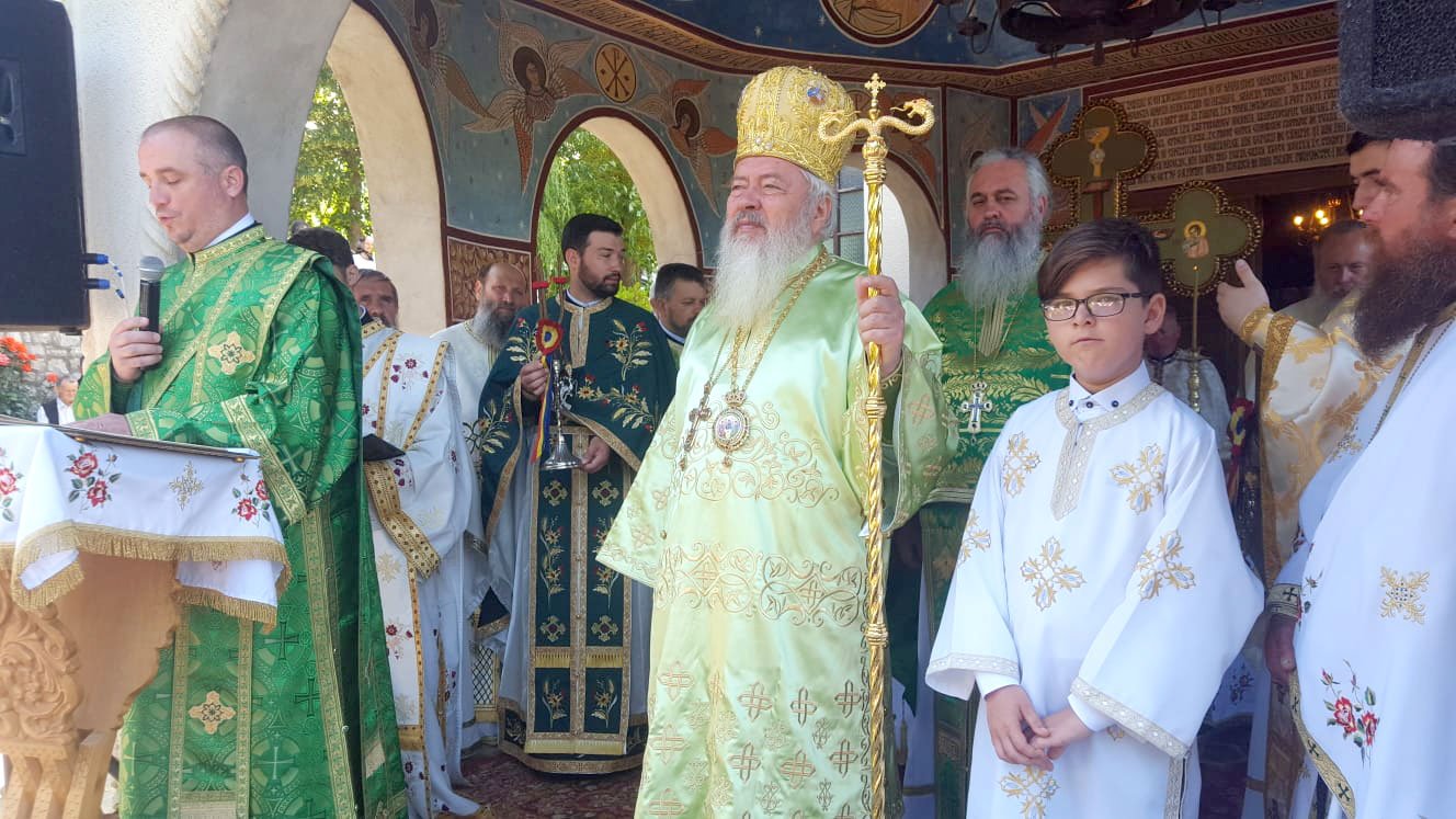 Slujiri arhierești și hramuri la praznicul Sfintei Treimi 118951