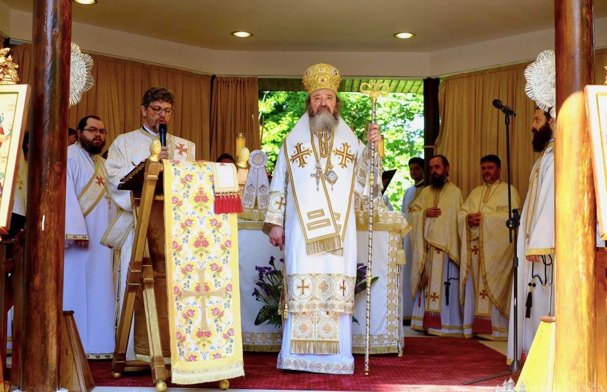 Sărbătoarea Sfintei Treimi la mănăstiri istorice 118999