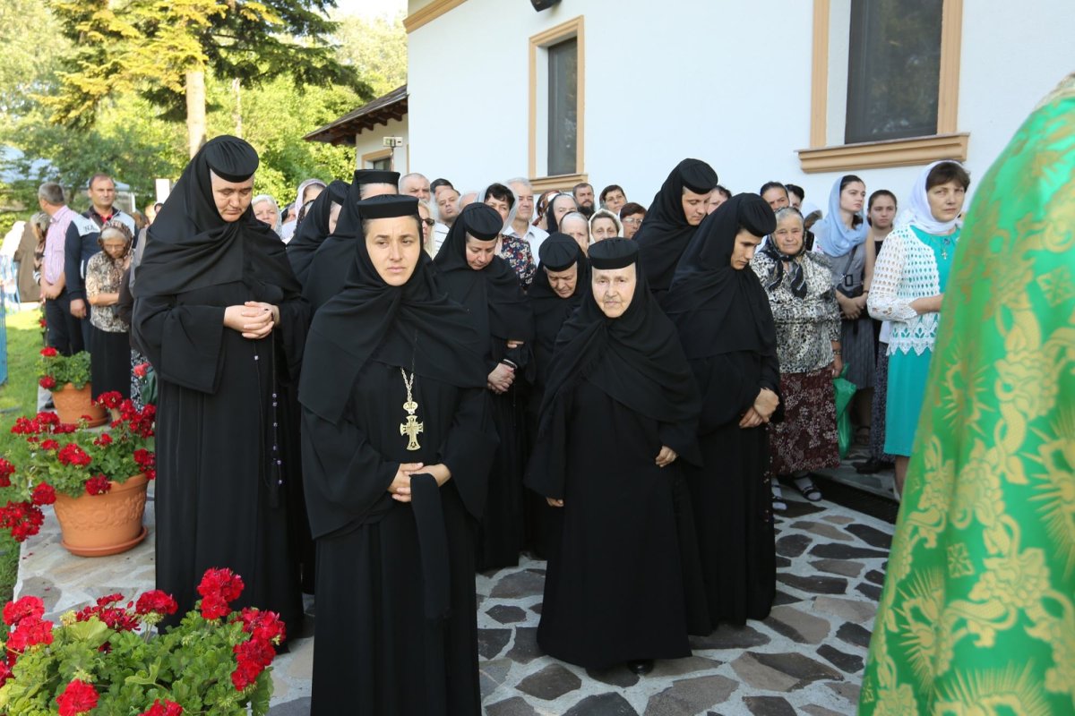 Sfințire de biserică și inaugurarea unui centru social 119004