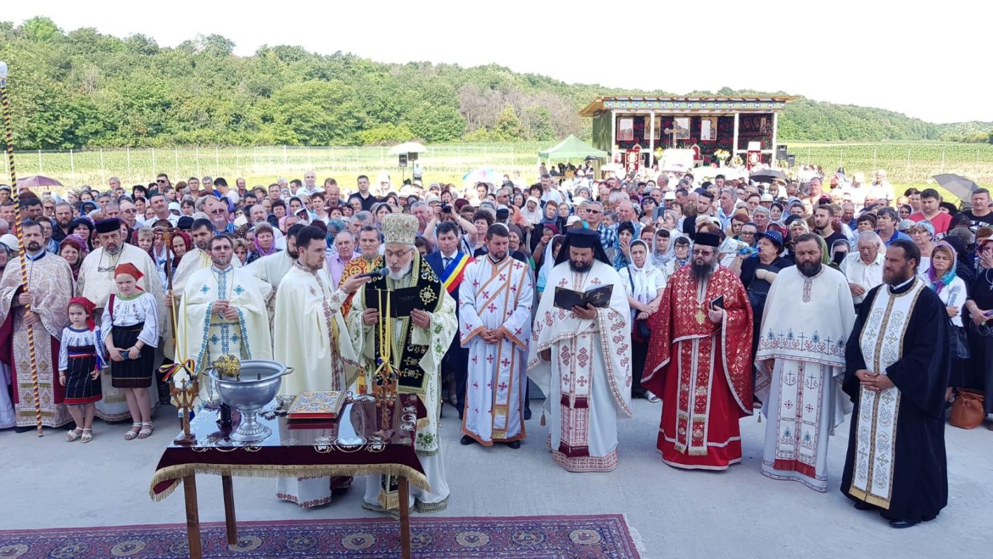 Sfințirea mănăstirii argeșene „Sfânta Treime”-Ionești 119000
