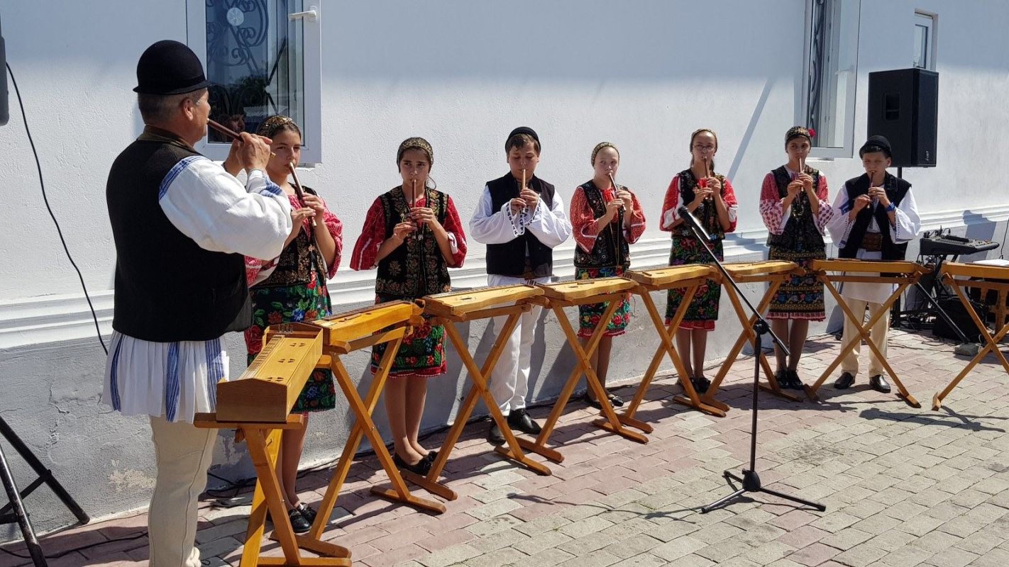 Evenimentul „Flori în suflete și pe veșminte” la Curtea de Argeș 119168