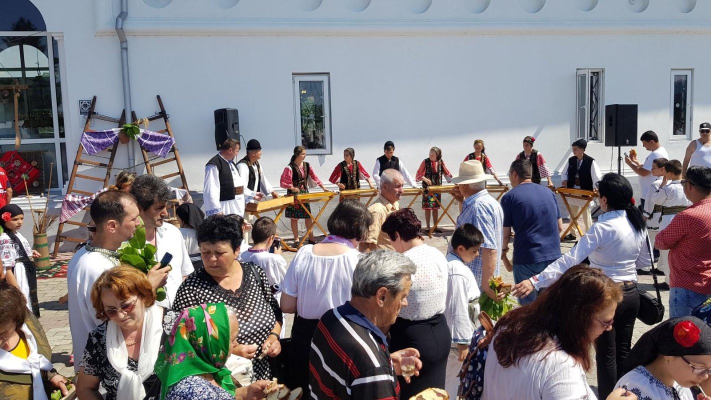 Evenimentul „Flori în suflete și pe veșminte” la Curtea de Argeș 119169