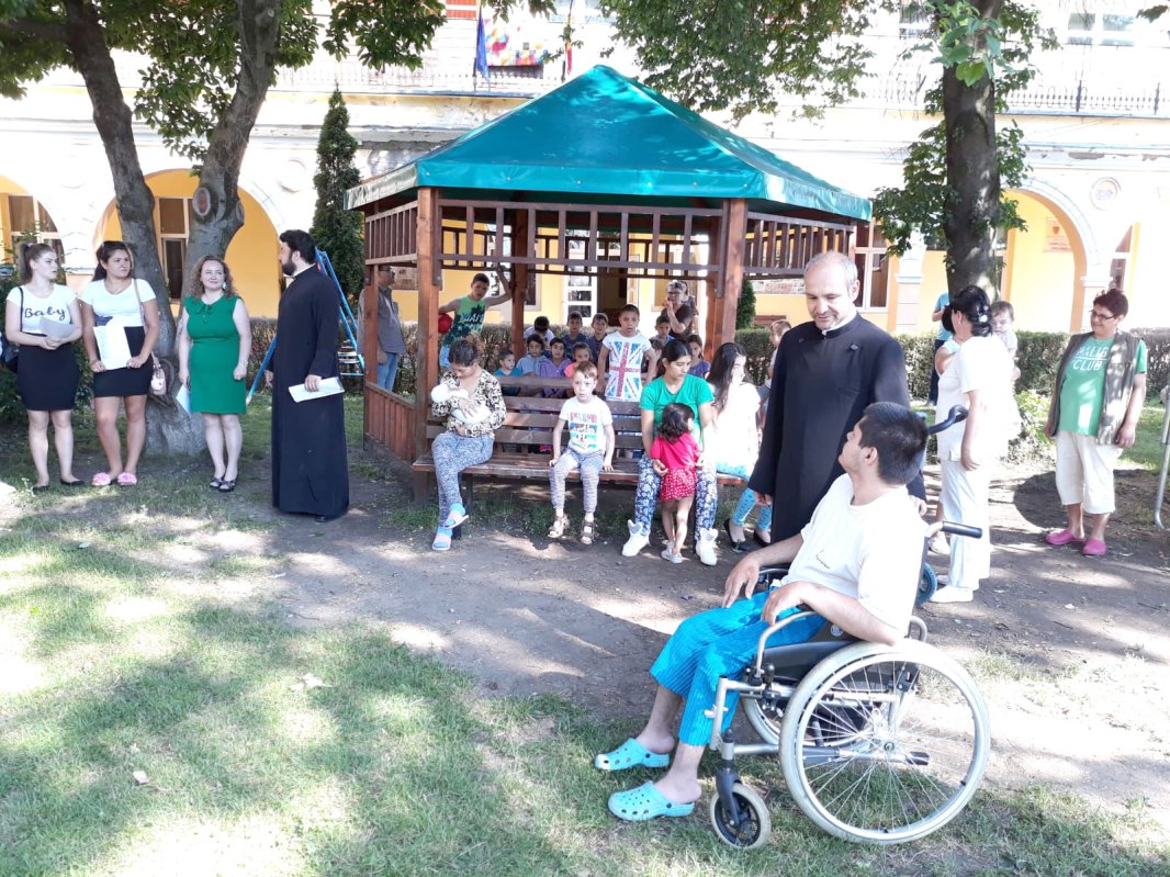 Elevi sibieni, parteneri în ajutorarea copiilor de la „Prichindelul” 119351