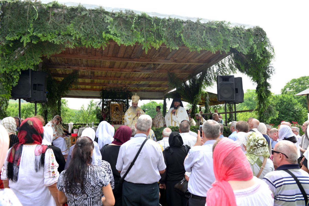 Slujbă arhierească de hramul Mănăstirii Almaş 119361