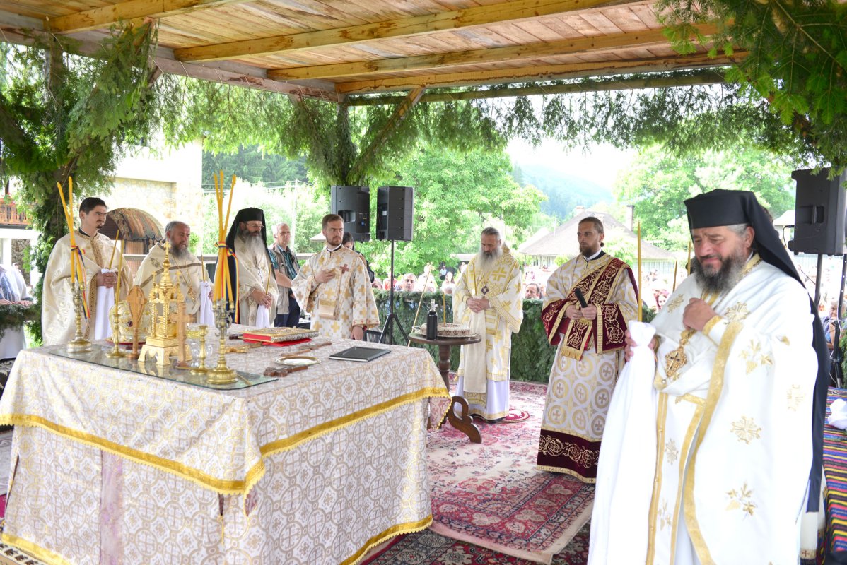 Slujbă arhierească de hramul Mănăstirii Almaş 119362
