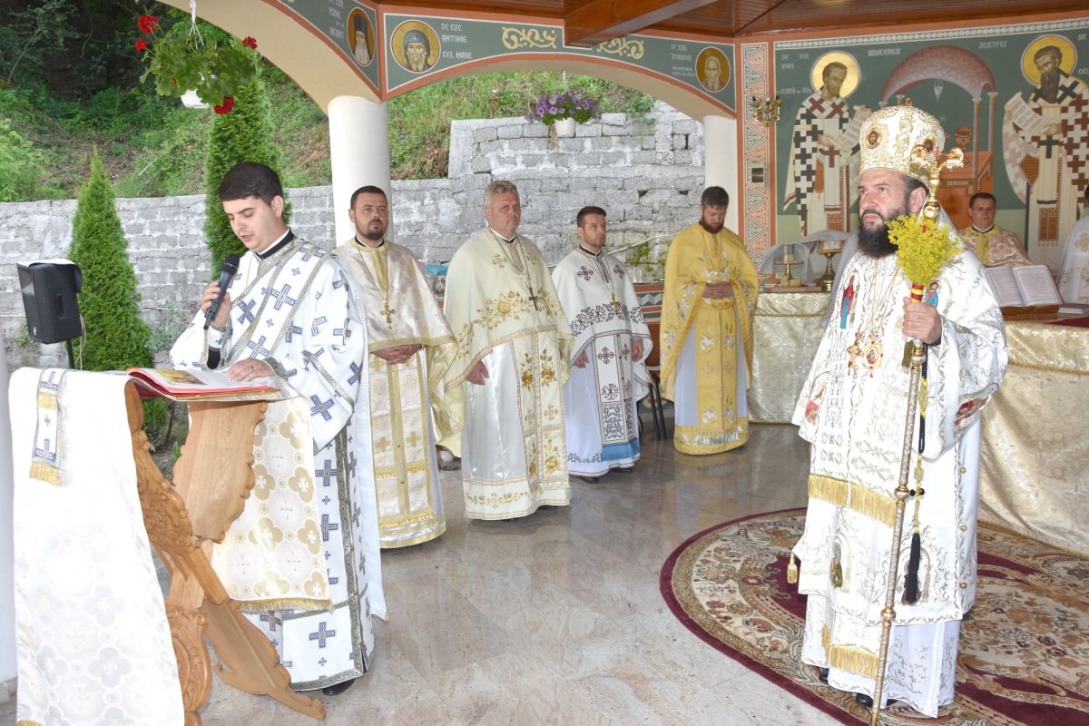 Slujiri arhierești în Duminica Tuturor Sfinților 119444