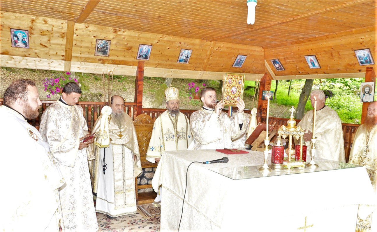 Slujiri arhierești în Duminica Tuturor Sfinților 119452