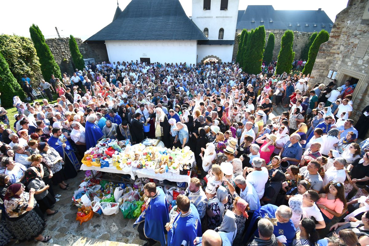Slujbe arhiereşti în două eparhii ale Moldovei 119577