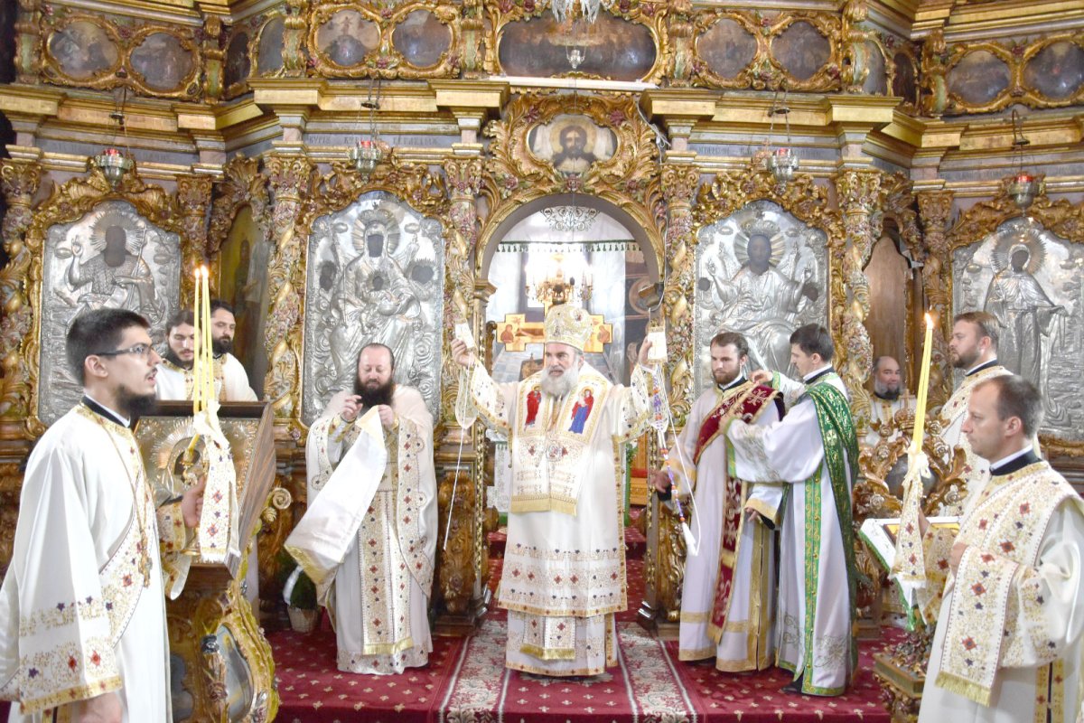 Slujbe arhiereşti în două eparhii ale Moldovei 119578