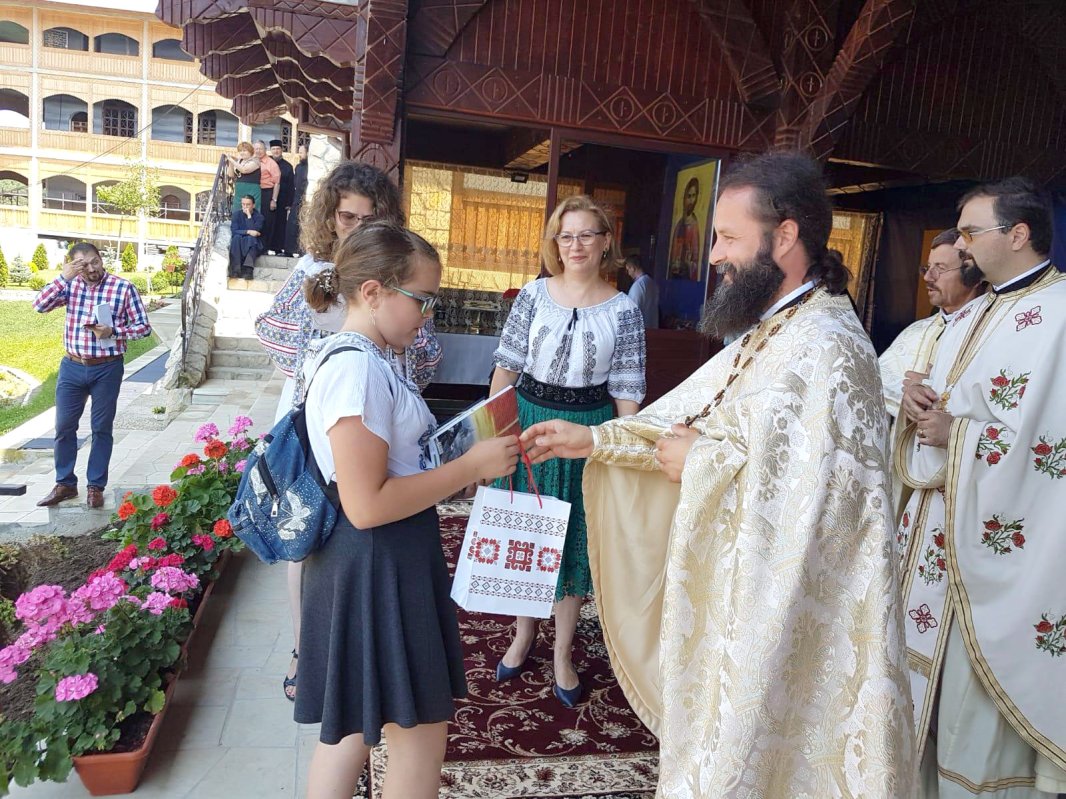 Premii pentru elevii din două eparhii ale Moldovei 119748