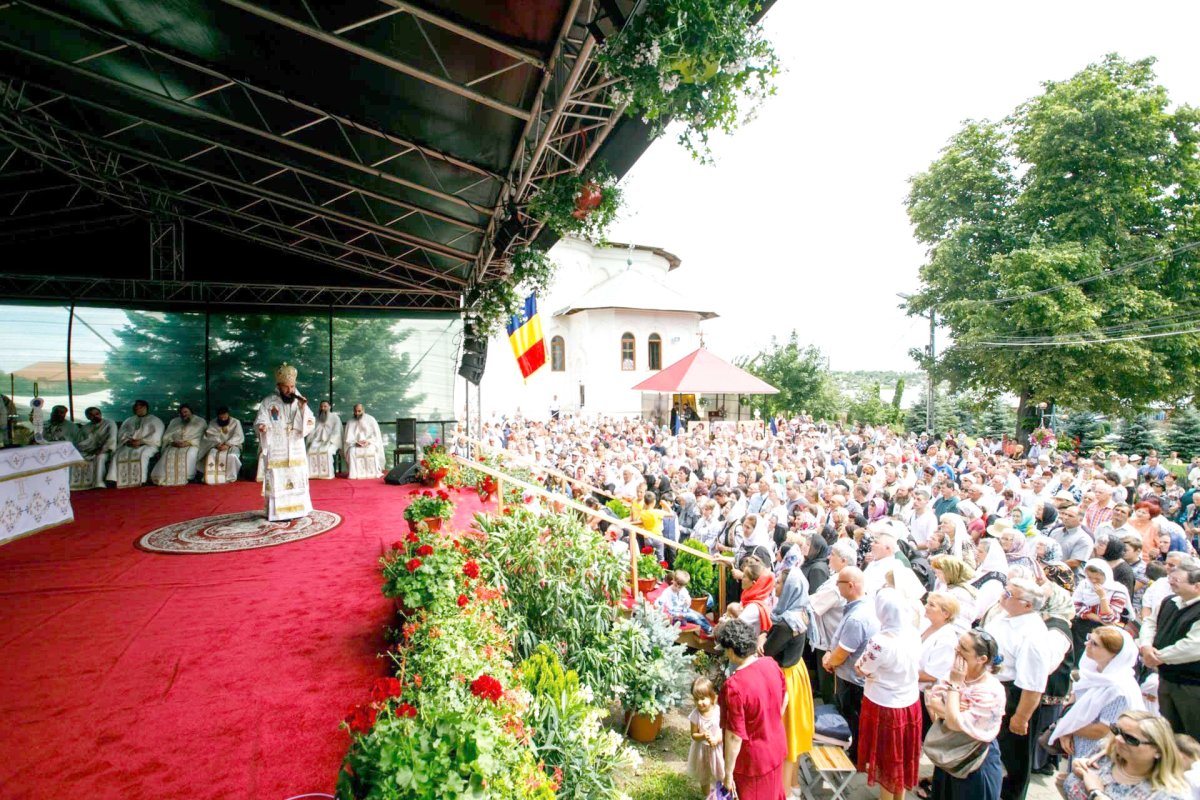 Catedrala Episcopală din Huşi, în straie de sărbătoare 119940